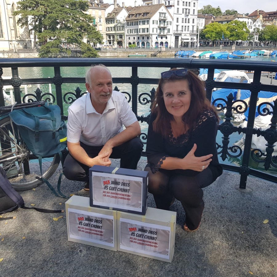 Unterschriftenübergabe